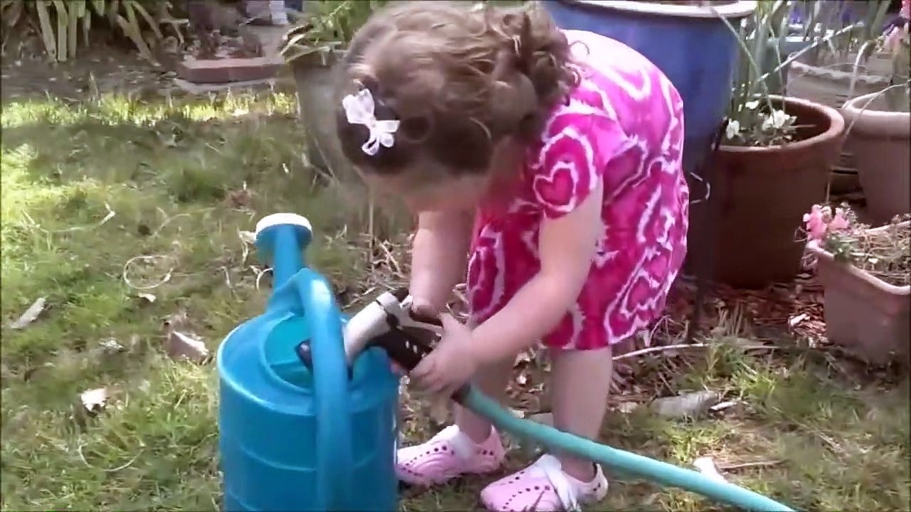 Cette fillette voulait voir si la pression de l'eau etait bonne... FAIL