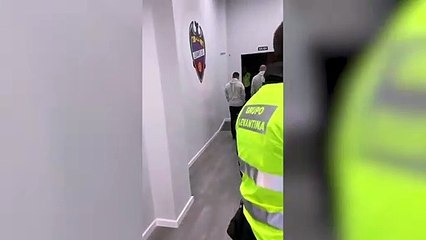 Hazard se marchó cojeando pero sin muletas del estadio