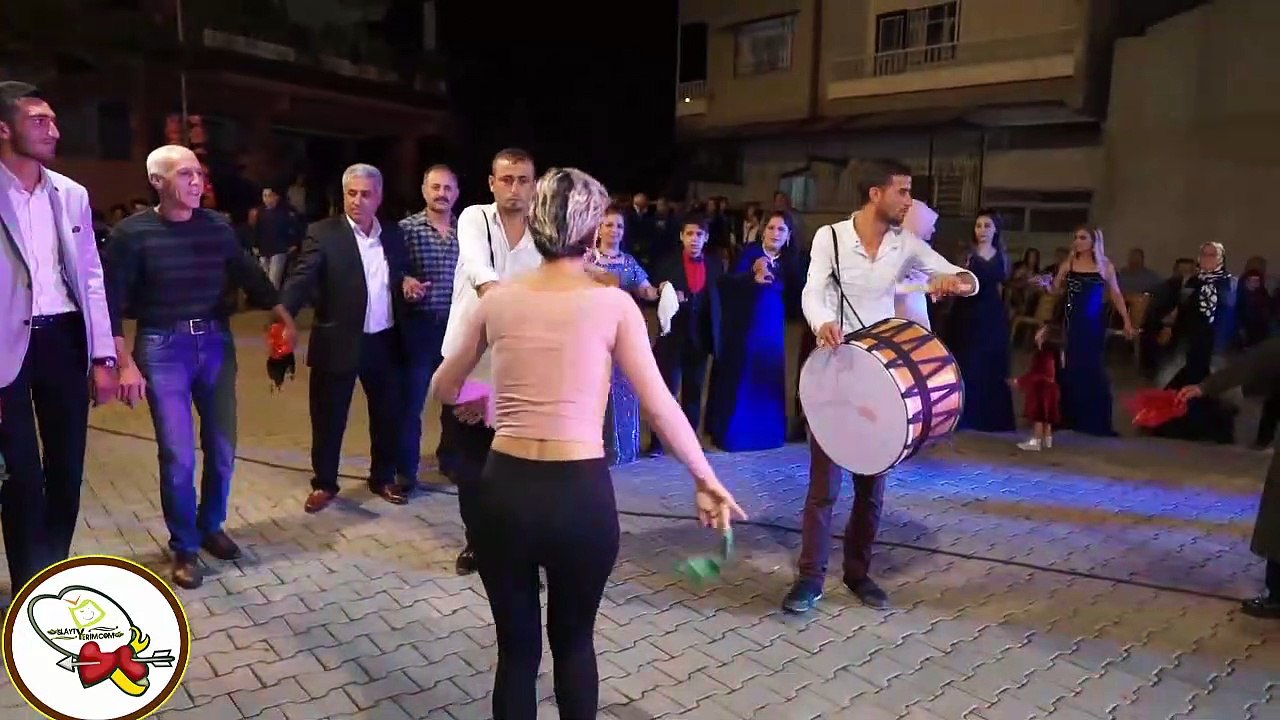 Davulcuyu patlatan ortamı coşturan kız
