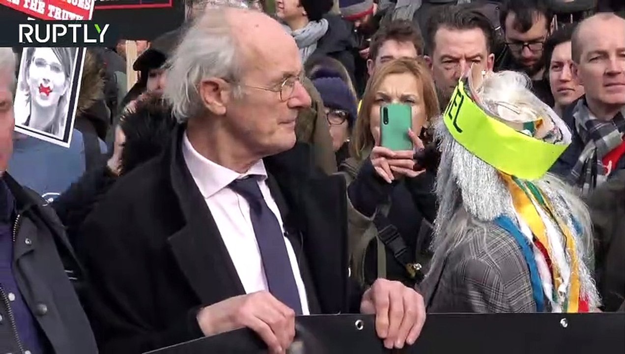 بعد تسريبه وثائق سرية.. تظاهرة بريطانية دعما لمؤسس ويكيليكس