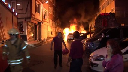 Fatih'te 9 otomobil kundaklandı, mahallede korku dolu anlar yaşandı