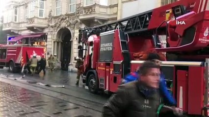 Tải video: İstiklal Caddesi'nde bulunan 5 katlı binada yangın...  İhbar üzerine olay yerine gelen itfaiye ekipleri yangına müdahale diyor.