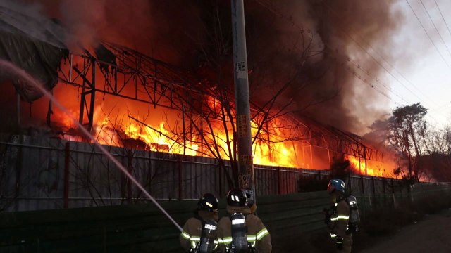 화성 폐기물 적재 창고에서 불...다친 사람 없어 / YTN