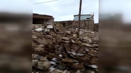 İran'da 5,7 büyüklüğünde deprem - Sınır köyünde kerpiçten yapılan bazı evler yıkıldı (2)