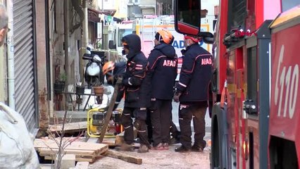Beyoğlu'nda metruk binada çökme