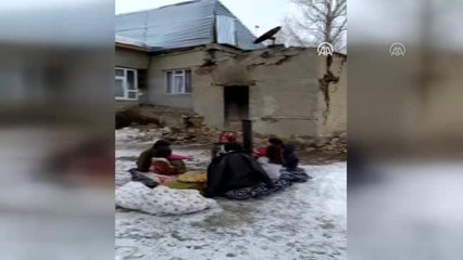 İran'da 5,7 büyüklüğünde deprem - Sınır köyünde kerpiçten yapılan bazı evler yıkıldı (3)