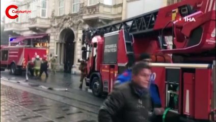 İstiklal Caddesi'nde bulunan 5 katlı binada yangın