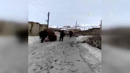 İran'da 5,7 büyüklüğünde deprem - Sınır köyünde kerpiçten yapılan bazı evler yıkıldı (4)