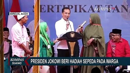 Seru! Jokowi Membagikan Sepeda ke Warga Aceh