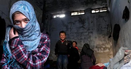 Suriye'de bombalardan kaçan 75 aile, eski hapishaneye sığındı