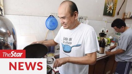 Blind chef finds joy in cooking