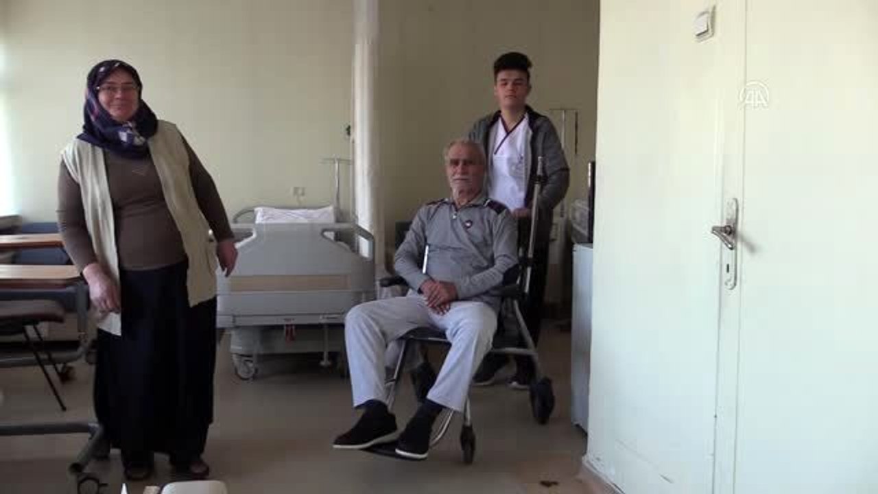 Fizik tedavi merkezinde kilim dokuyarak rehabilite oluyorlar