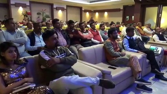 शामलीः सही दवाई छिड़ककर फसल को बर्बाद होने से बचाएं, डीलरों को किया जागरूक