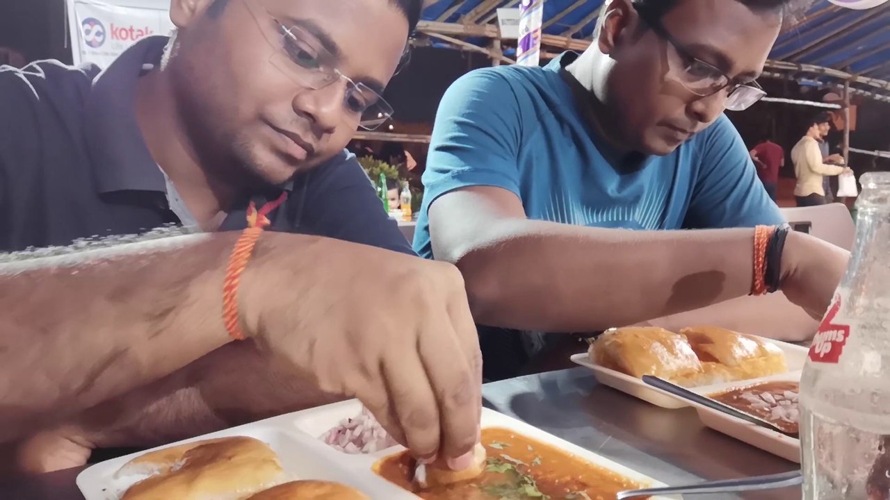 Mumbai Vlog 2 | Mumbai Street Food | Vashi Street Food Court | Bombay Pav Bhaji
