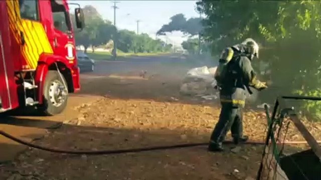Incêndio em depósito de recicláveis mobiliza Bombeiros até a Av. Piquiri