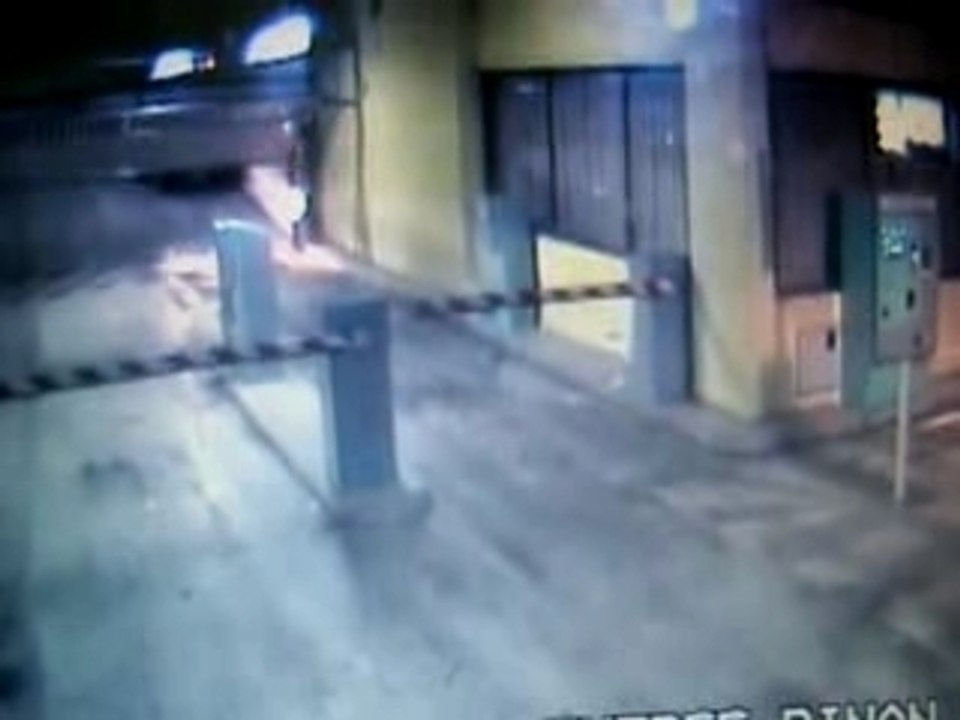 Femme-ivre-porte-parking