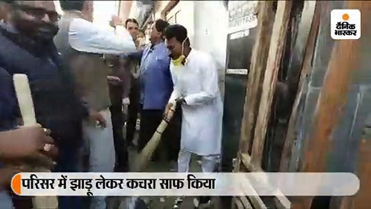 मंत्री ने सड़क पर झाडू लगाई, गटर में उतरकर साफ-सफाई की