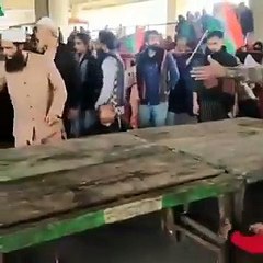 चुप रहिए , जब तक आपके दरवाजे तक ना आ जाएं, चुप रहिए