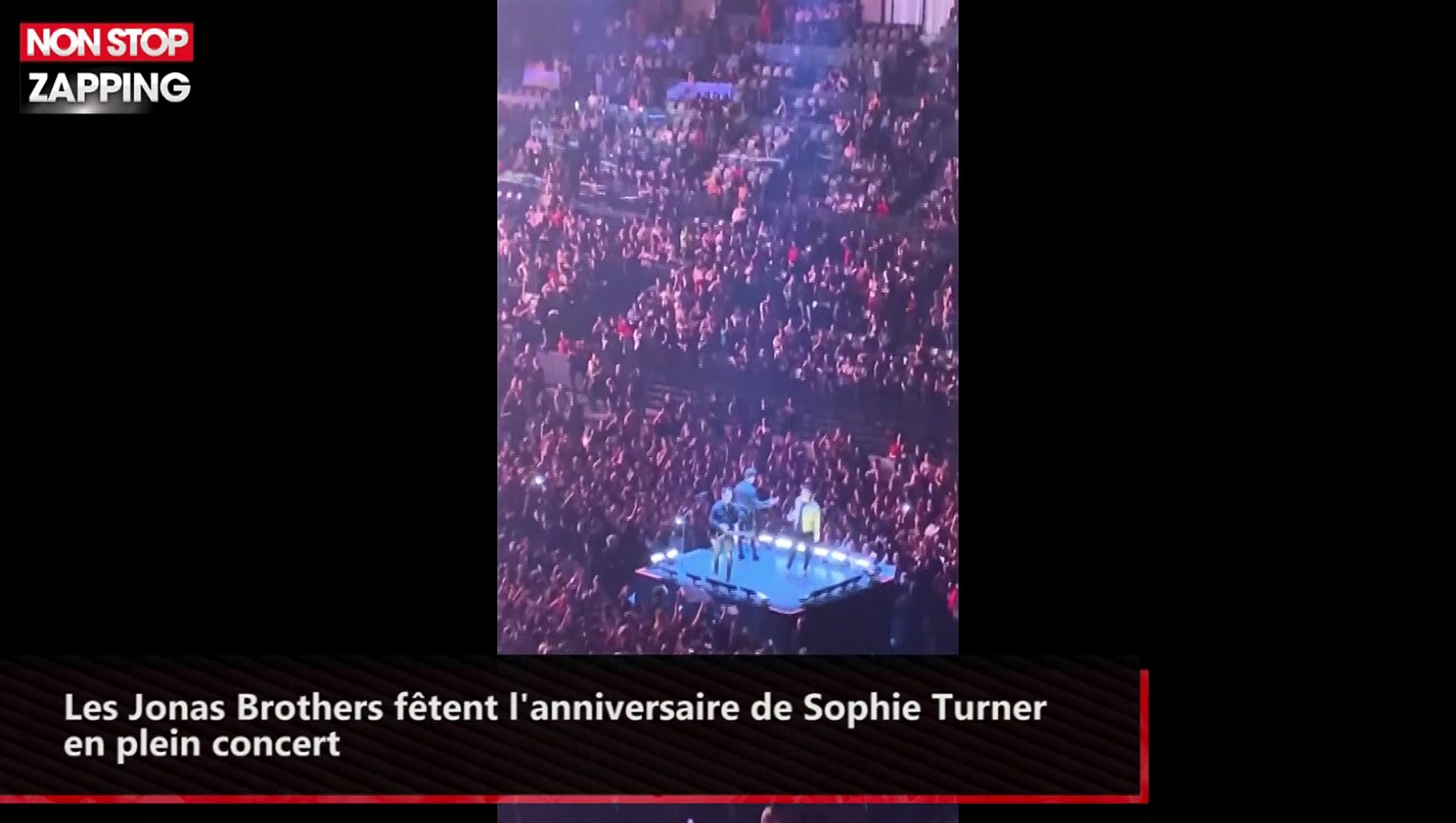 Les Jonas Brothers Fetent L Anniversaire De Sophie Turner En Plein Concert Video Video Dailymotion