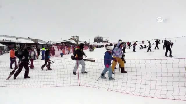 Erciyes Kayak Merkezi'nde hafta sonu yoğunluğu