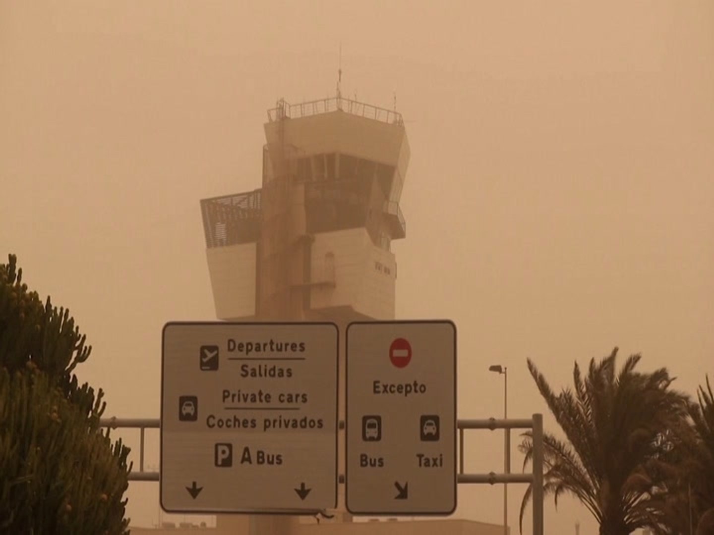 ⁣Heavy Saharan sandstorm blankets Canary Islands