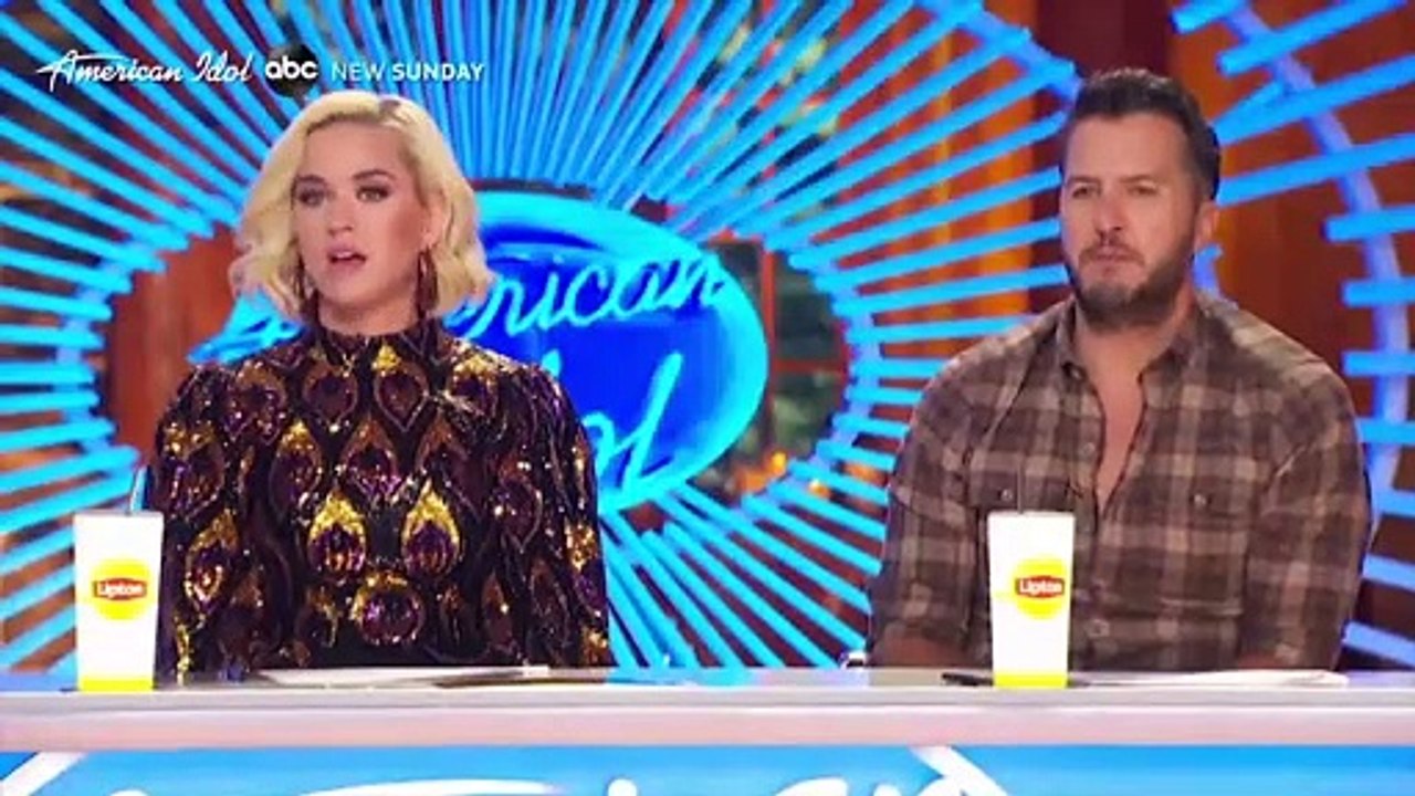 Katy Perry program çekimleri sırasında bir anda bayıldı