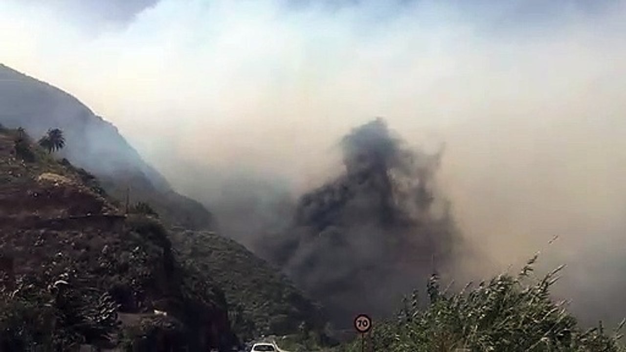 Conductores buscan como evitar las llamas a la altura de El Socorro en la TF-1