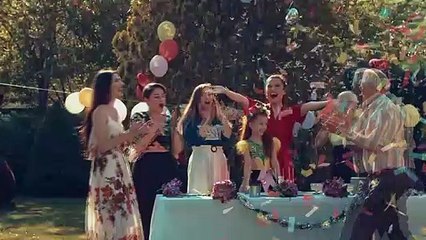 Demet Akalın - Ağlar O Deli