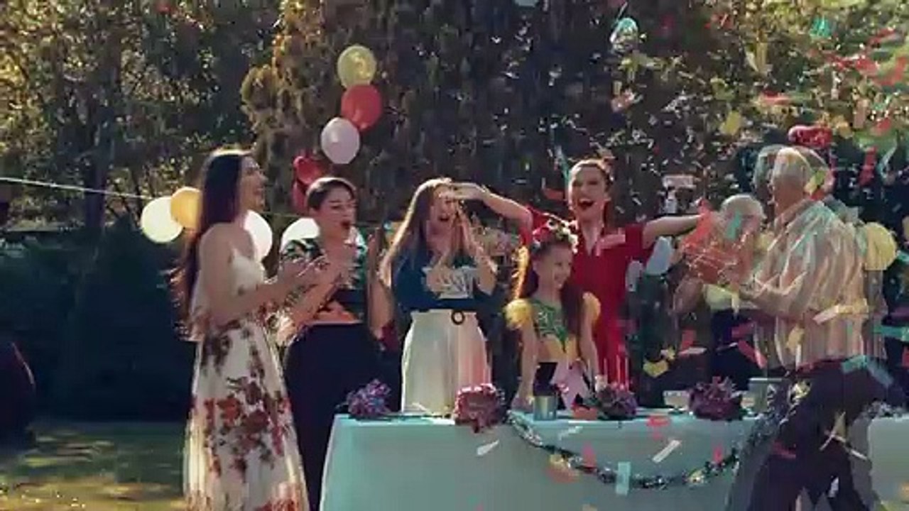 Demet Akalın - Ağlar O Deli