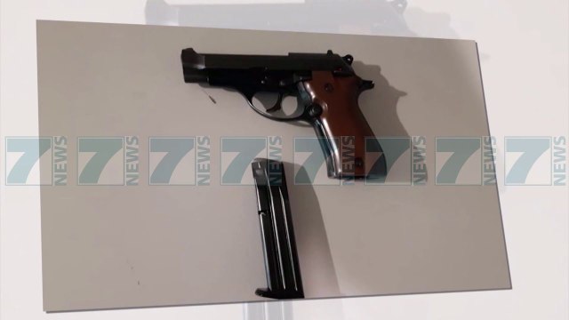 KAPET ME PISTOLETE NE RINAS, E KISHTE FSHEHUR ARMEN NE BAGAZHE - News, Lajme - Kanali 7