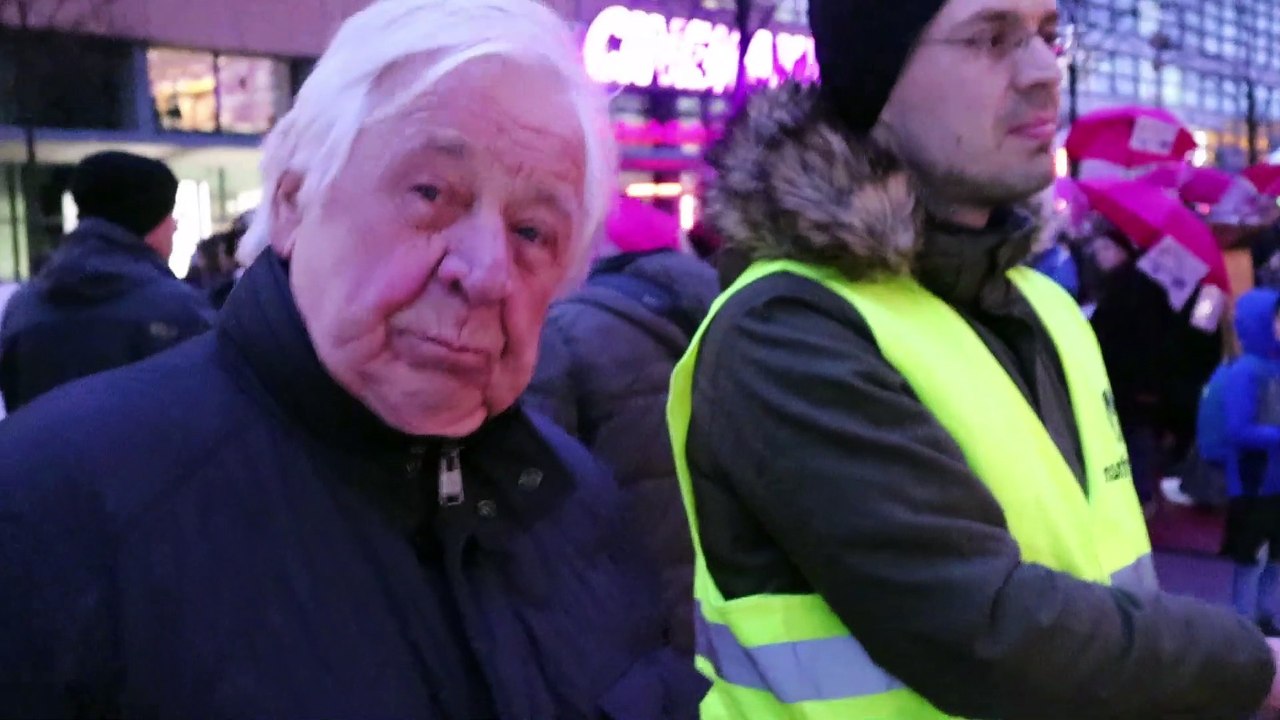 Stopp Defender 2020 - Polizeieinsatz wegen DinA4 Blatt auf Berlinale (NMTV vor Ort)