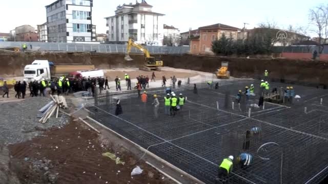 Bakan Kurum, depremzedeler için konut inşa edilecek alanda inceleme yaptı (2)