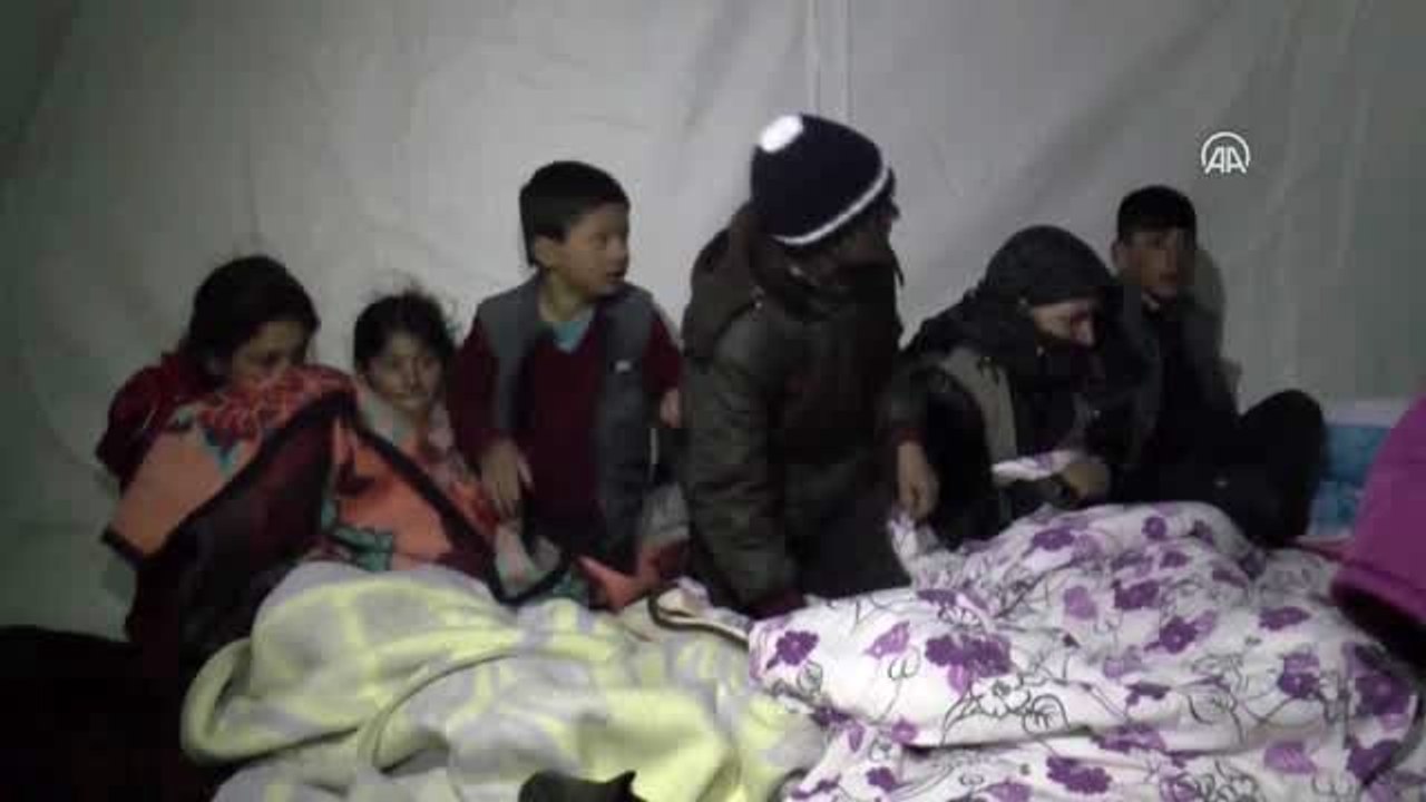 Başkale'de depremzedeler, kurulan çadırlara yerleştiriliyor