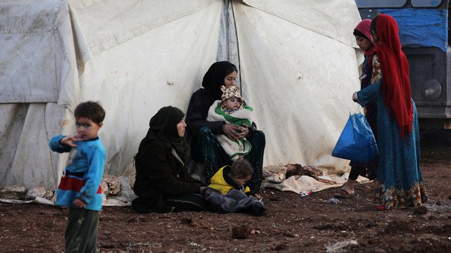 اللاجئون السوريون على الحدود التركية السورية يعيشون ظروفا صعبة وقاسية