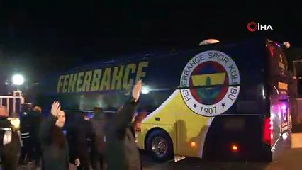 Fenerbahçeli taraftarlar Samandıra'da takım otobüsüne saldırdı