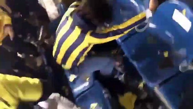 Fenerbahçeli taraftarlar Samandıra'da takım otobüsüne saldırdı