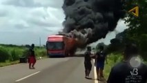 Ônibus da cantora Viviane Brasil pega fogo na BR-230 próximo a Pastos Bons