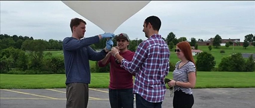 Demande en mariage venue de l'espace ! Il envoie la bague dans l'atmosphère