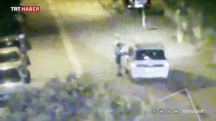 Polis, alkollü sürücünün aracını direksiyona tutunarak durdurdu