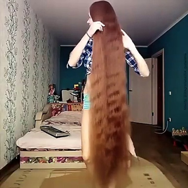 Cette demoiselle a les cheveux les plus long du monde