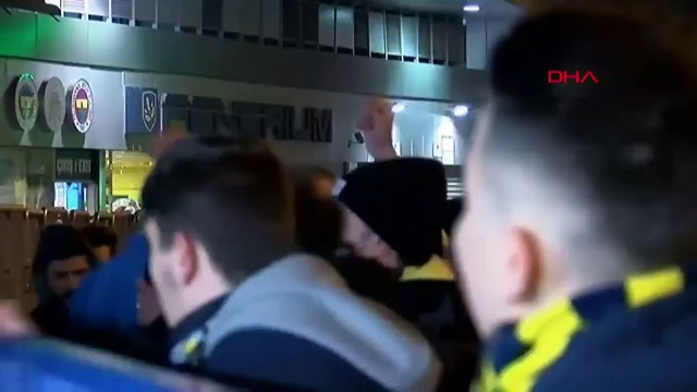 Fenerbahçe tribünlerinden Ersun Yanal istifa sesleri
