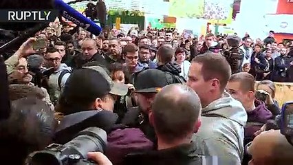 السترات الصفراء تلاحق ماكرون تلاحق ترامب في معرض زراعى