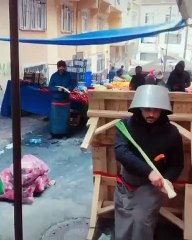 Pazarda kendilerine eğlence çıkartan esnaflar