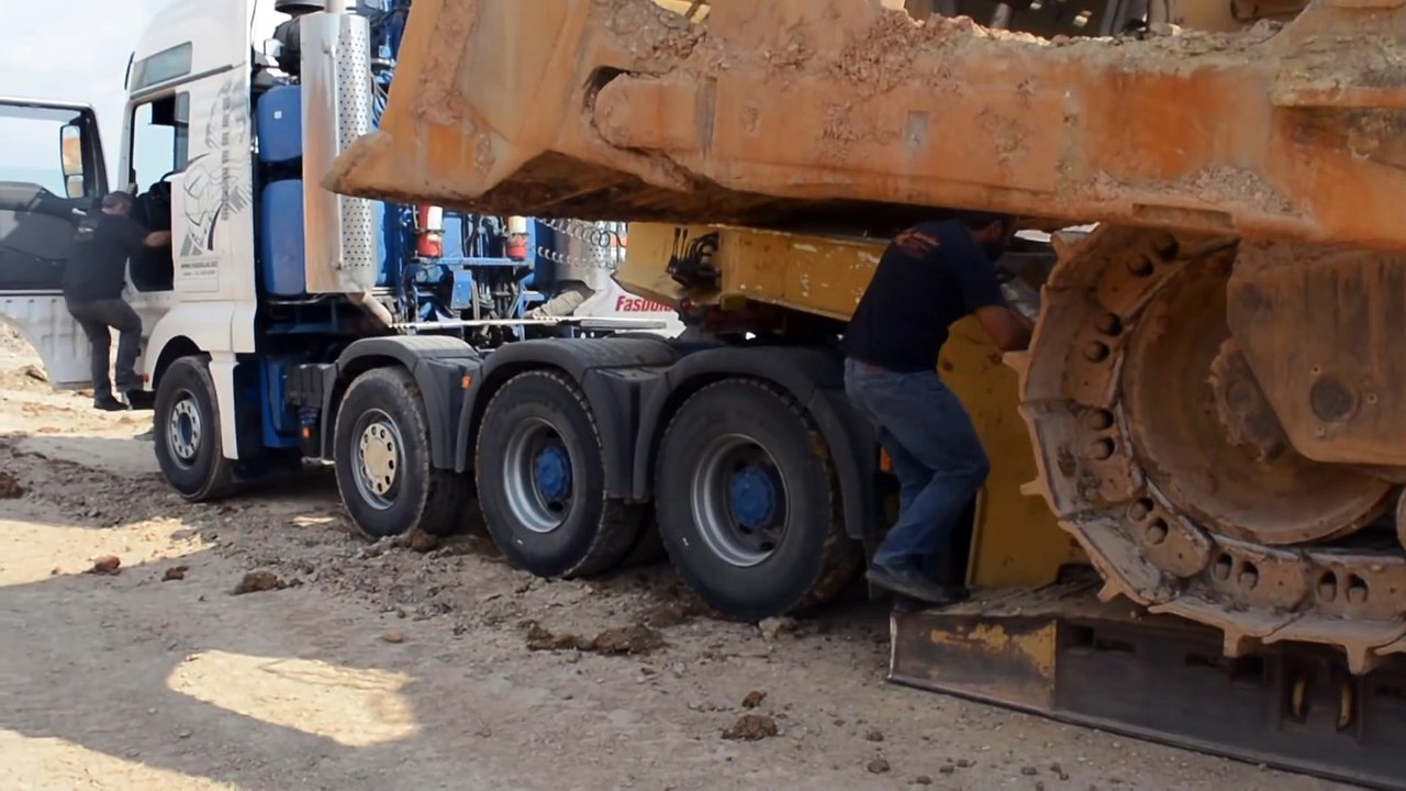Transporting The Huge Cat D11R Dozer - Heavy Transports
