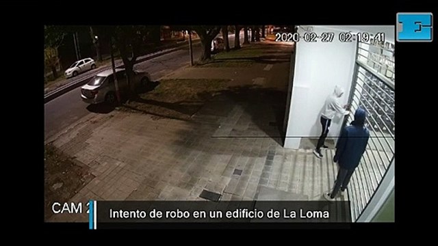 Así intentaron ingresar por la fuerza a un edificio en La Loma