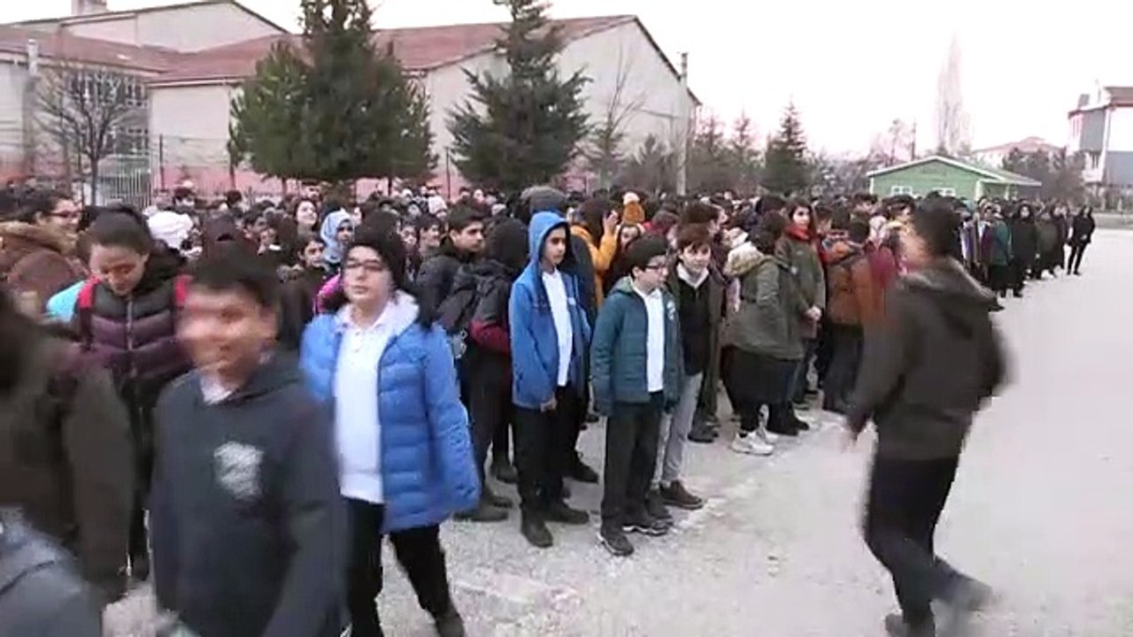 Depremin ardından ilk ders zili çaldı