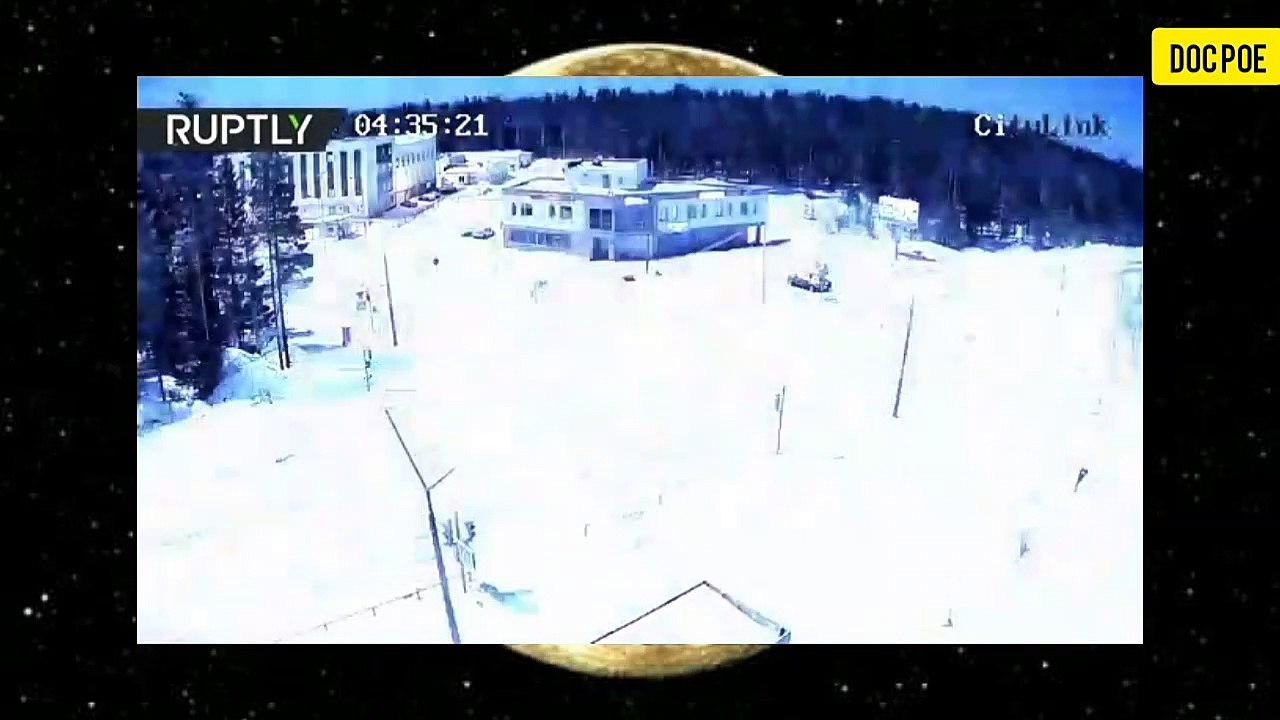 RUSIA BRILLANTE METEORITO AZUL ILUMINA EL CIELO