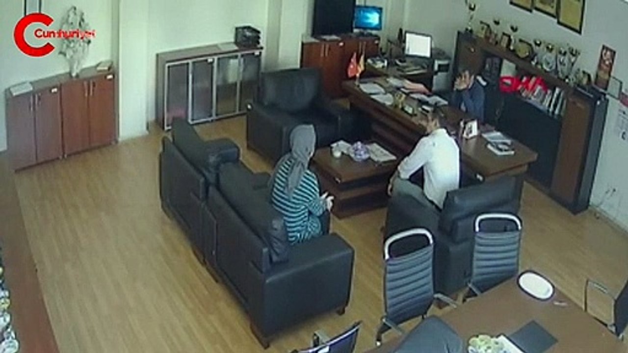  Müdür odasında öğrenciye saldırı kamerada