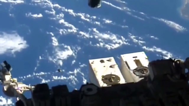 UFO - NASA - ISS tracks a UFO (from Live feed - original footage) - 21022020