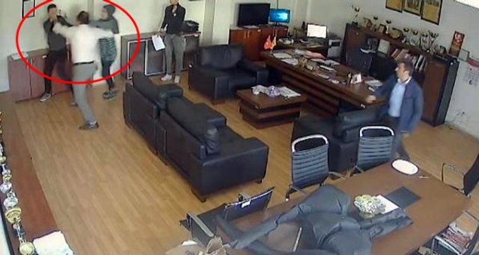 Öğrenci velisi, kızı ile tartışan öğrenciyi müdürün odasında yumrukladı! Olay anı kamerada